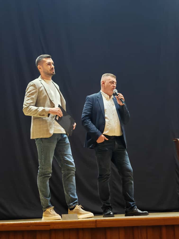 tinerii-buzoieni-față-în-față-cu-luptători-mma